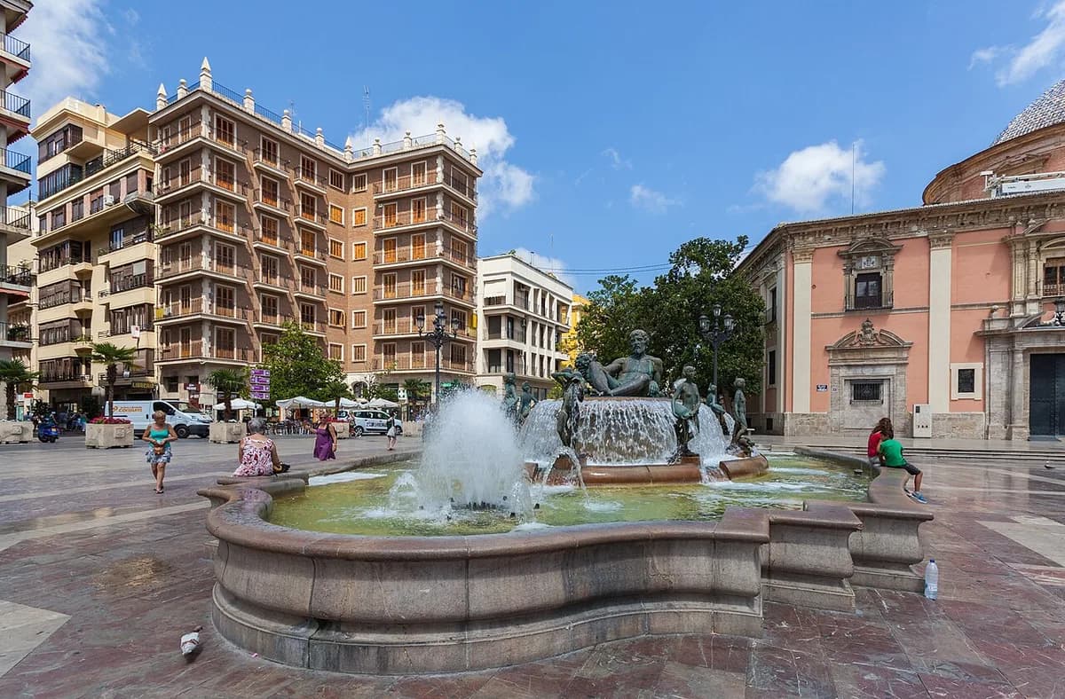 Valencia Self-Guided Walking Tour: Routes, Timing & Transport