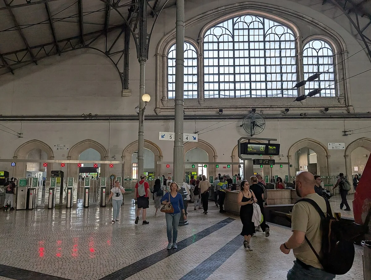 Lisbon and its transport surroundings — 1