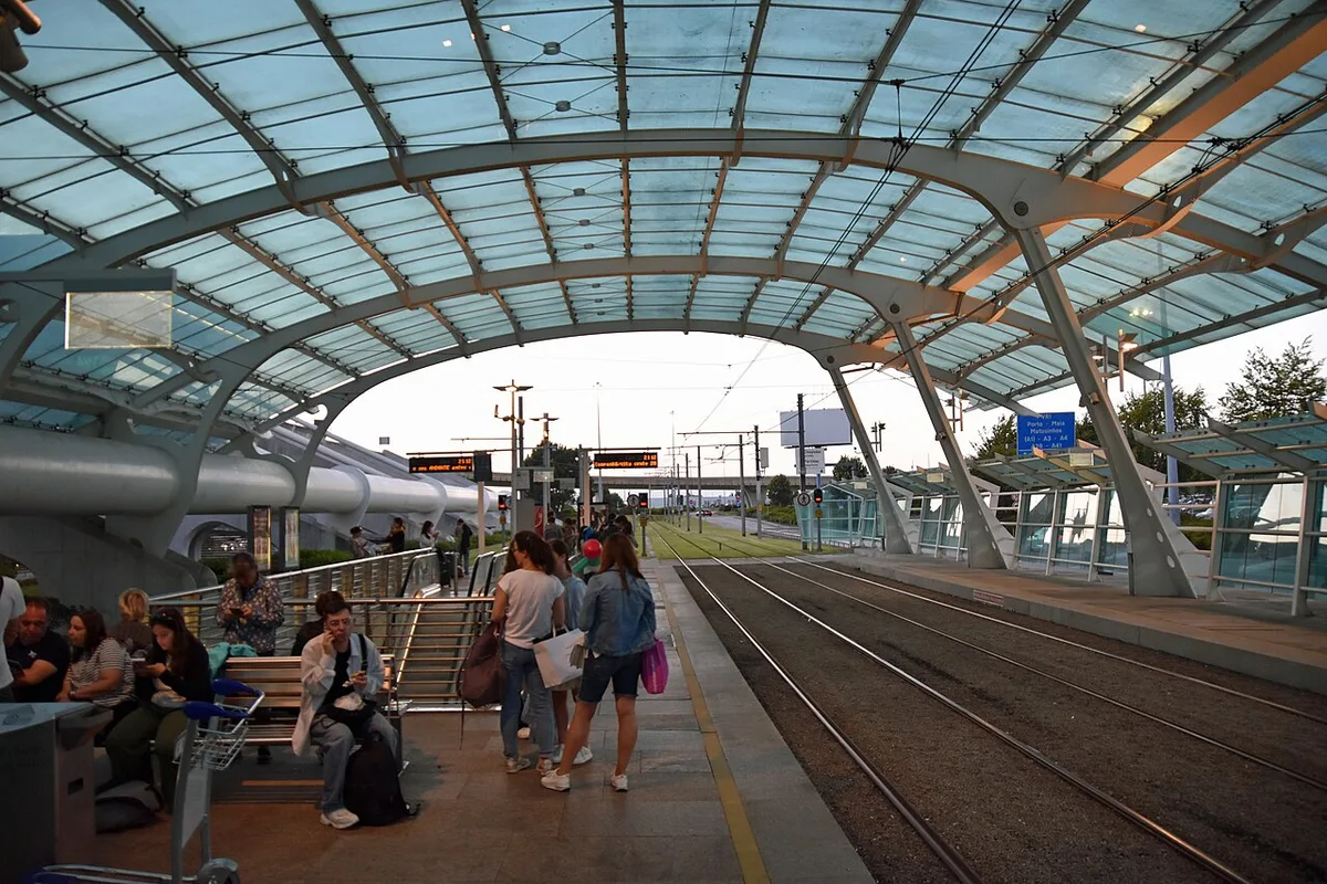 Passengers waiting on the platform at Porto Aeroporto metro station