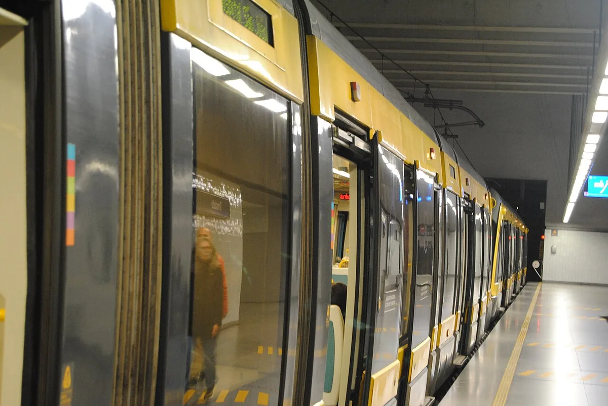 Metro train alongside a platform at Trindade station in Porto