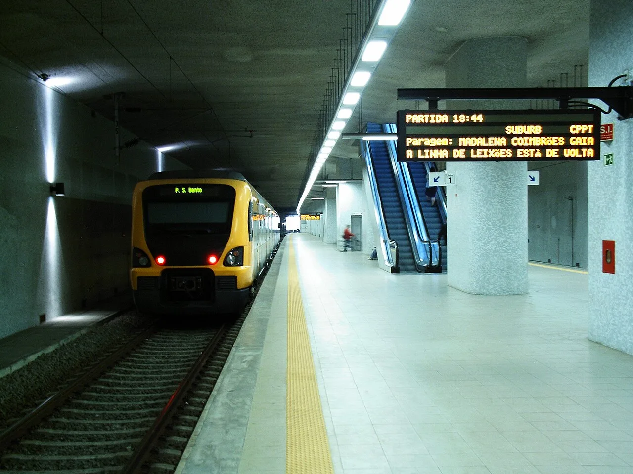 CP urban train beside an underground platform at Espinho railway station