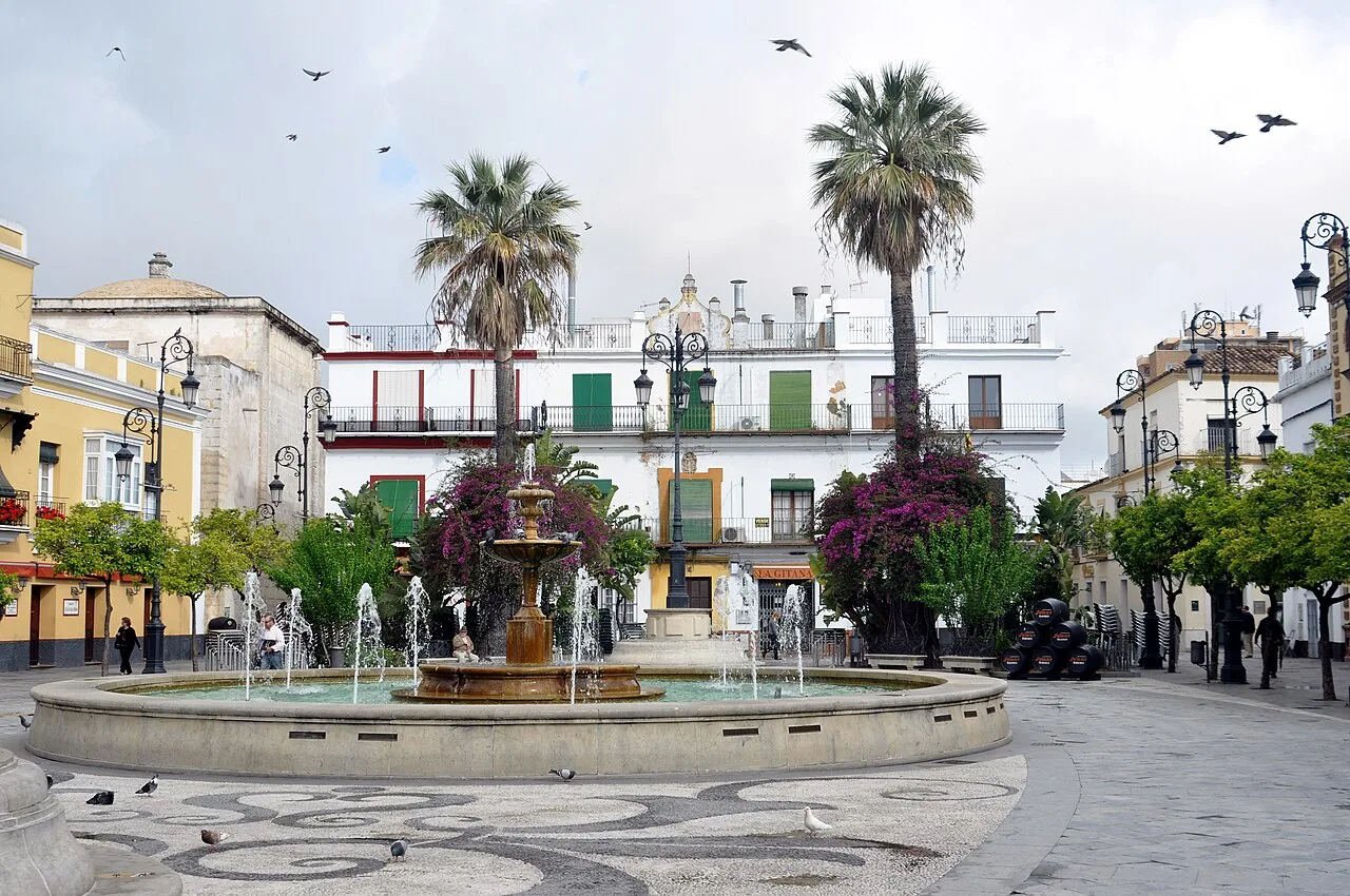 Fountain and palm trees in Plaza del Cabildo, Sanlúcar de Barrameda