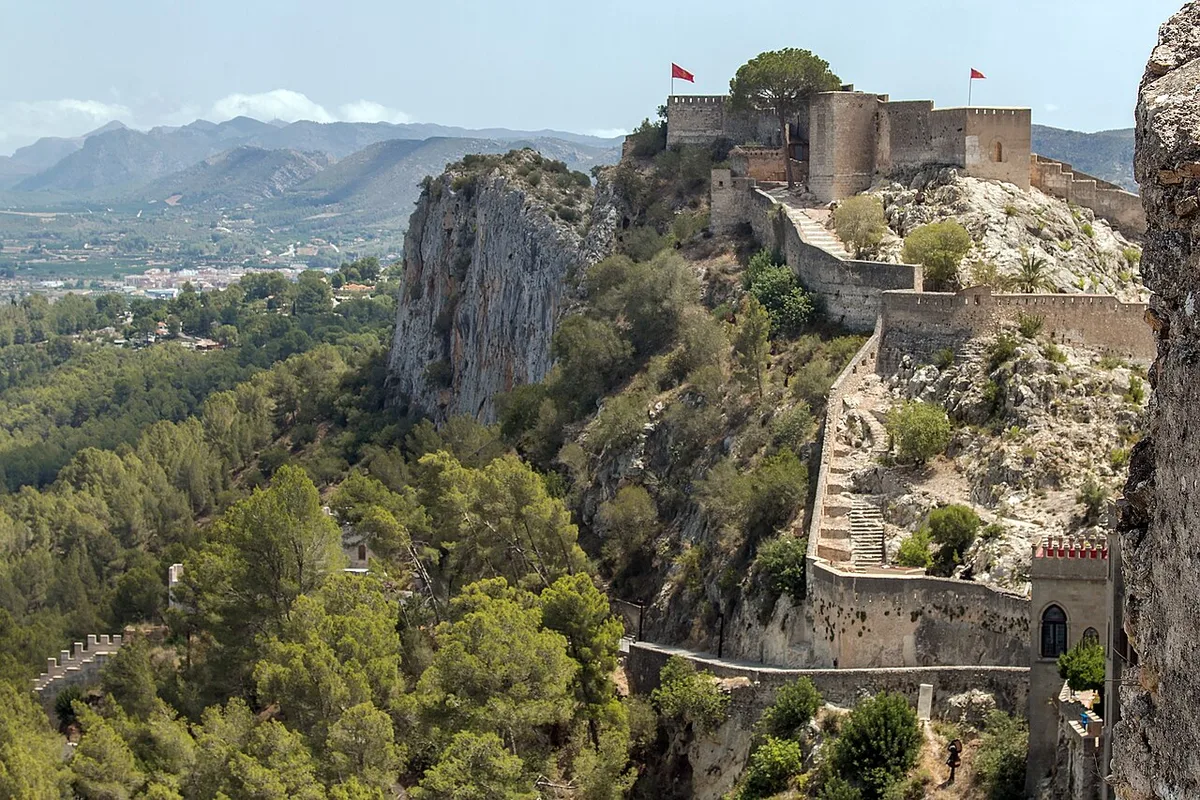 Path and walls at Xàtiva castle